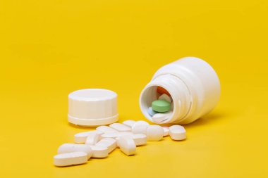 Blister sarı bir arka plan üzerinde izole tablet