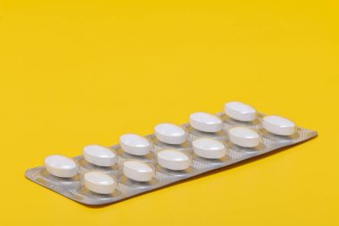 Blister sarı bir arka plan üzerinde izole tablet