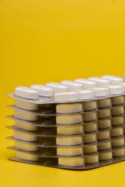 Blister sarı bir arka plan üzerinde izole tablet