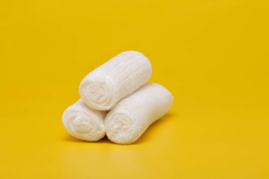 Sıva ve bandaj makas ve sarı bir arka plan üzerinde şırınga ile