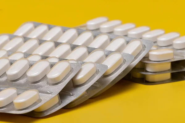 Tablettenblister Isoliert Auf Gelbem Hintergrund — Stockfoto