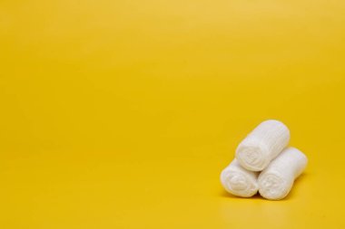 Sıva ve bandaj makas ve sarı bir arka plan üzerinde şırınga ile