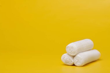 Sıva ve bandaj makas ve sarı bir arka plan üzerinde şırınga ile