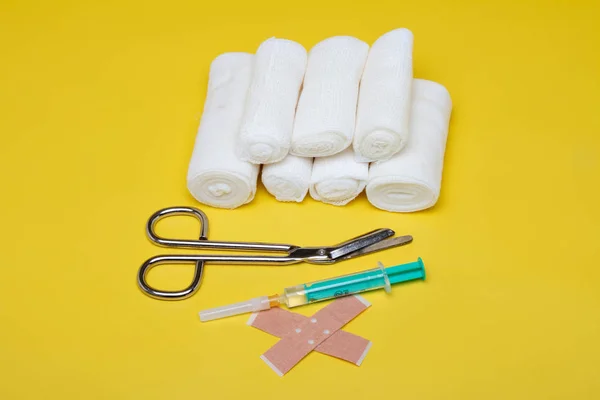 Plâtres Bandages Avec Ciseaux Seringue Sur Fond Jaune — Photo