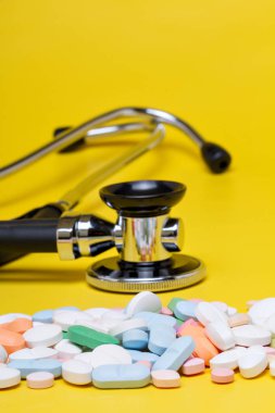 Blister sarı bir arka plan üzerinde izole tablet