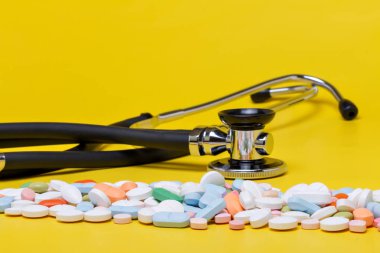 Blister sarı bir arka plan üzerinde izole tablet