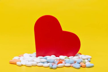 Farklı hapları ile kırmızı kalp
