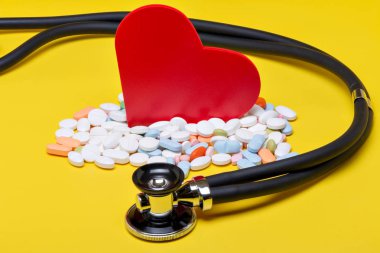 Kırmızı kalp ile farklı bir stetoskop hap