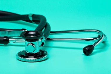 Stetoskop, parlak yeşil arka plan üzerinde tıbbi alet