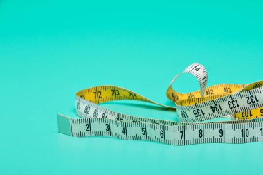 Sarı beyaz terzi mezura ölçümleri ve ölçü almak