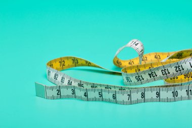 Sarı beyaz terzi mezura ölçümleri ve ölçü almak