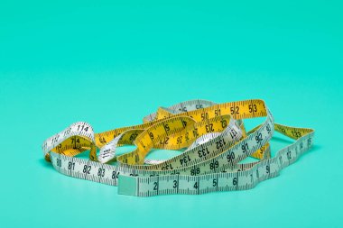 Sarı beyaz terzi mezura ölçümleri ve ölçü almak