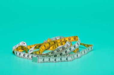 Sarı beyaz terzi mezura ölçümleri ve ölçü almak