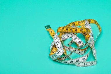 Sarı beyaz terzi mezura ölçümleri ve ölçü almak