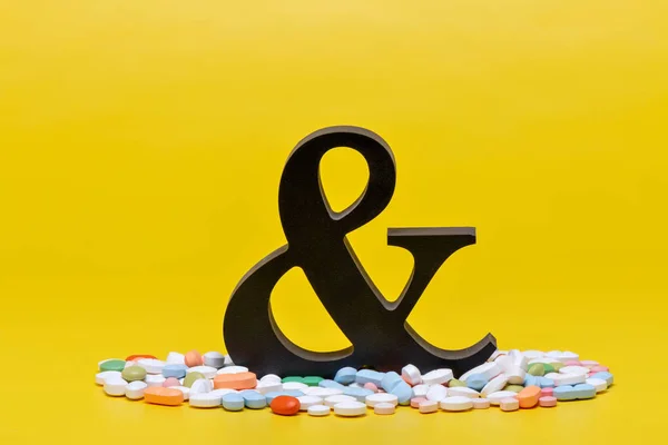 Blister Med Tabletter Isolerad Gul Bakgrund — Stockfoto
