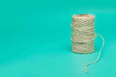 Kordon ambalaj kayda parlak yeşil bir arka plan üzerinde