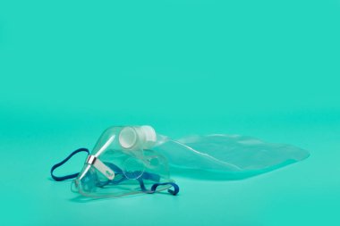 Parlak yeşil artalanları tıbbi oksijen rebreathing maskesini