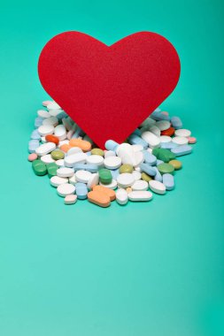 Farklı hapları ile kırmızı kalp