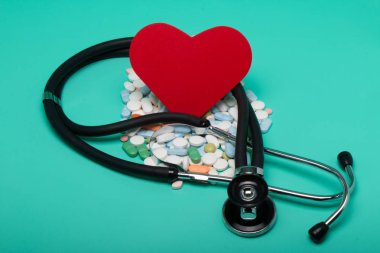 Kırmızı kalp ile farklı bir stetoskop hap