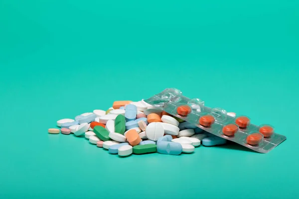 Blister Med Tabletter Isolerad Ljus Grön Bakgrund — Stockfoto