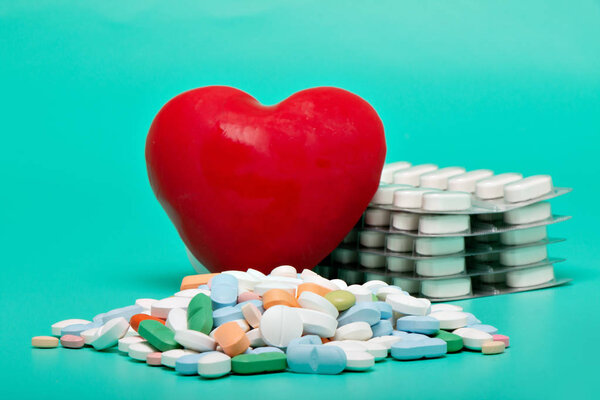 Красное сердце с различными таблетками
