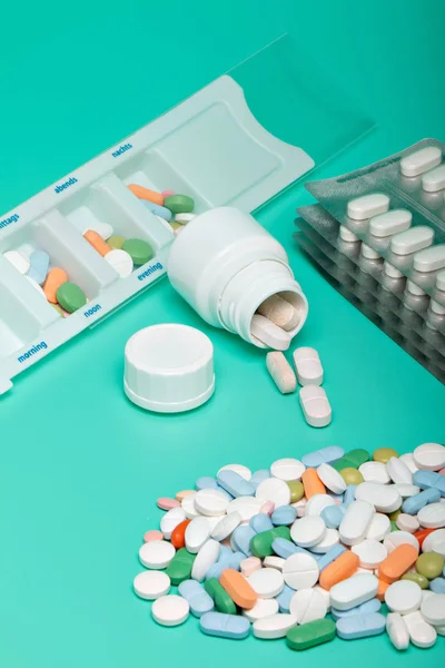 Blister Met Tabletten Geïsoleerd Een Helder Groene Achtergrond — Stockfoto