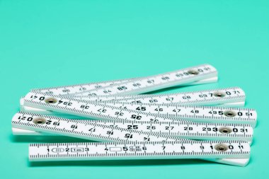 Parlak yeşil arka plan, ayrıntı üzerinde inç kural