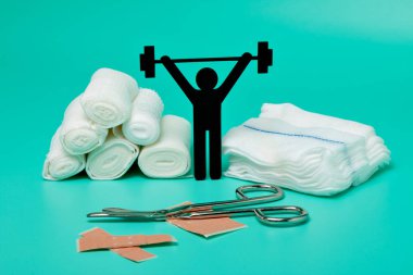 Ağırlık kaldırma piktogram, sıva ve bandaj makas ve beyaz zemin üzerine şırınga ile