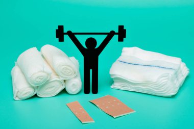 Ağırlık kaldırma piktogram, sıva ve bandaj makas ve beyaz zemin üzerine şırınga ile