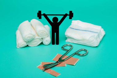 Ağırlık kaldırma piktogram, sıva ve bandaj makas ve beyaz zemin üzerine şırınga ile