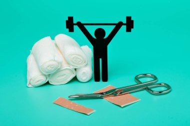 Ağırlık kaldırma piktogram, sıva ve bandaj makas ve beyaz zemin üzerine şırınga ile