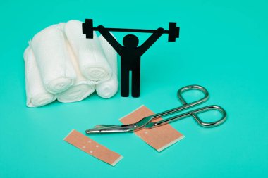 Ağırlık kaldırma piktogram, sıva ve bandaj makas ve beyaz zemin üzerine şırınga ile