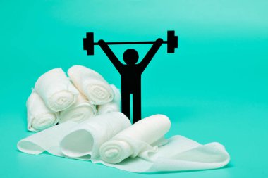 Ağırlık kaldırma piktogram, sıva ve bandaj makas ve beyaz zemin üzerine şırınga ile