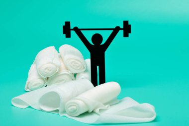 Ağırlık kaldırma piktogram, sıva ve bandaj makas ve beyaz zemin üzerine şırınga ile