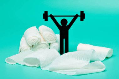 Ağırlık kaldırma piktogram, sıva ve bandaj makas ve beyaz zemin üzerine şırınga ile