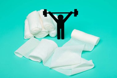 Ağırlık kaldırma piktogram, sıva ve bandaj makas ve beyaz zemin üzerine şırınga ile