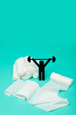 Ağırlık kaldırma piktogram, sıva ve bandaj makas ve beyaz zemin üzerine şırınga ile