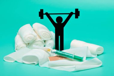 Ağırlık kaldırma piktogram, sıva ve bandaj makas ve beyaz zemin üzerine şırınga ile