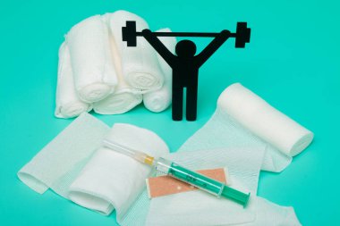 Ağırlık kaldırma piktogram, sıva ve bandaj makas ve beyaz zemin üzerine şırınga ile