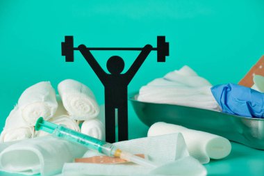 Ağırlık kaldırma piktogram, sıva ve bandaj makas ve beyaz zemin üzerine şırınga ile