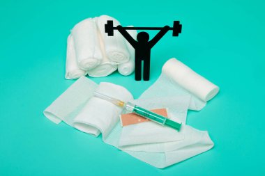 Ağırlık kaldırma piktogram, sıva ve bandaj makas ve beyaz zemin üzerine şırınga ile