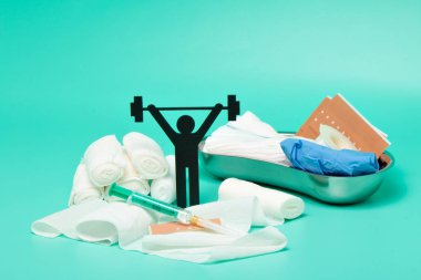 Ağırlık kaldırma piktogram, sıva ve bandaj makas ve beyaz zemin üzerine şırınga ile