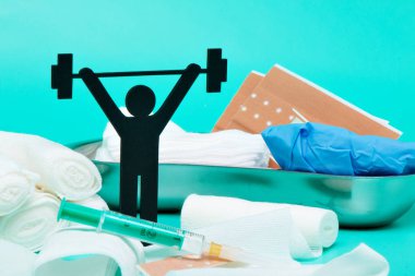 Ağırlık kaldırma piktogram, sıva ve bandaj makas ve beyaz zemin üzerine şırınga ile