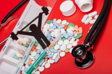 Ağırlık kaldırma piktogram hapları ve kırmızı arka plan ile