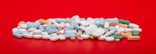 Tablettenblister Isoliert Auf Rotem Hintergrund — Stockfoto