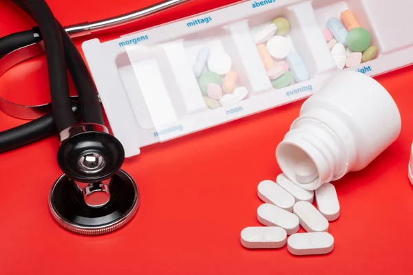 Blister Med Tabletter Isolerad Med Stetoskop Röd Bakgrund — Stockfoto