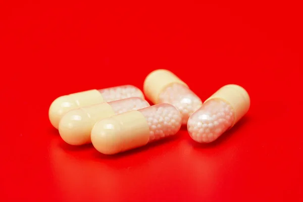 Tabletter Isolerad Röd Bakgrund — Stockfoto