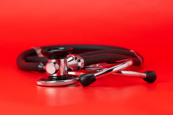 Estetoscópio Instrumento Médico Close Isolado Com Fundo Vermelho — Fotografia de Stock