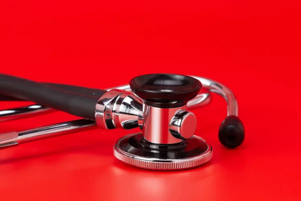 Estetoscopio Instrumento Médico Primer Plano Aislado Con Fondo Rojo —  Fotos de Stock