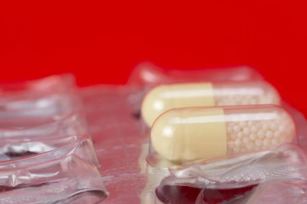 Blister Med Tabletter Isolerad Röd Bakgrund — Stockfoto